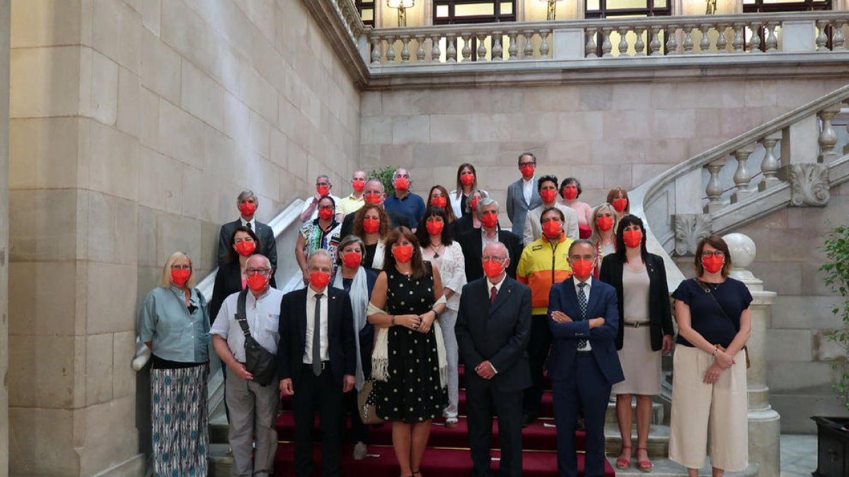 Fotografia de grup al Parlament després de l’acte de reconeixement a professionals i donants.