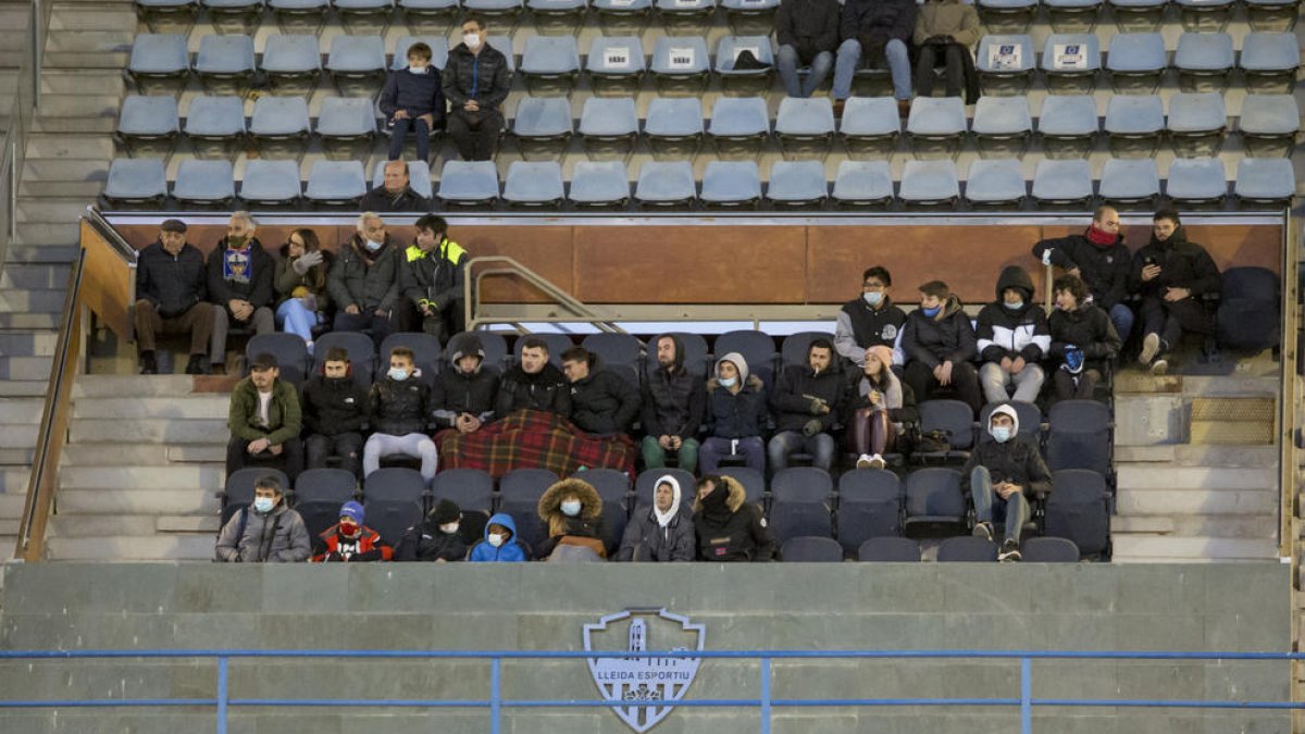 Aficionados ocupando el palco el pasado día 5 en el partido ante el Ejea al no haber seguridad.