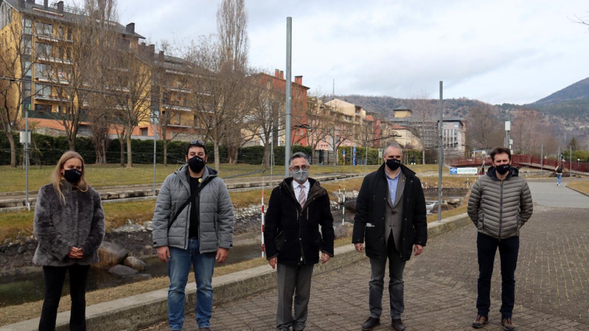 Tremosa (centro) y el alcalde de La Seu, Jordi Fàbrega (a su izquierda), ayer en la capital del Alt Urgell. 