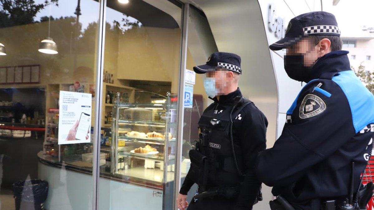 Urbans ahir durant una inspecció en un establiment del carrer Pi i Margall.