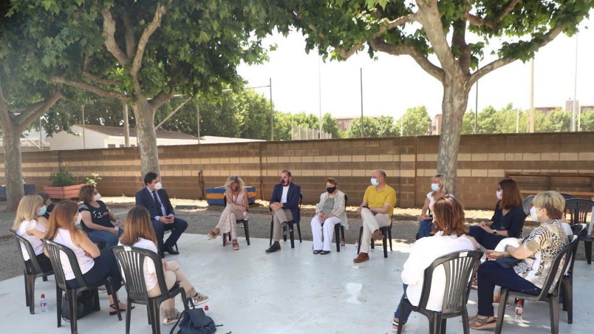 Visita de diputados del PSOE a las instalaciones de Aremi.