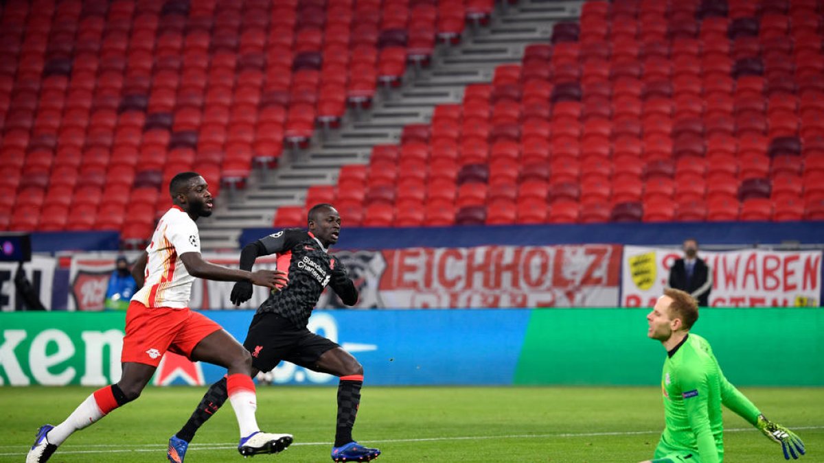 Sadio Mané marca el segon gol del Liverpool contra el Leipzig al Puskas Arena de Budapest.