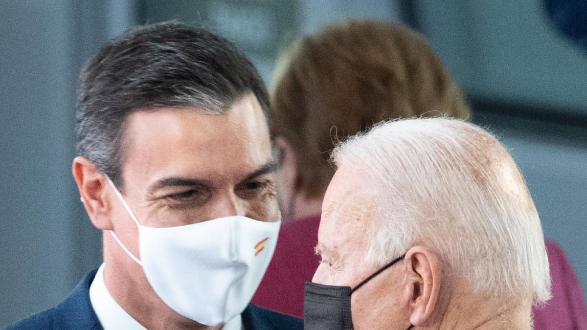 Pedro Sánchez va coincidir uns breus moments amb Joe Biden.