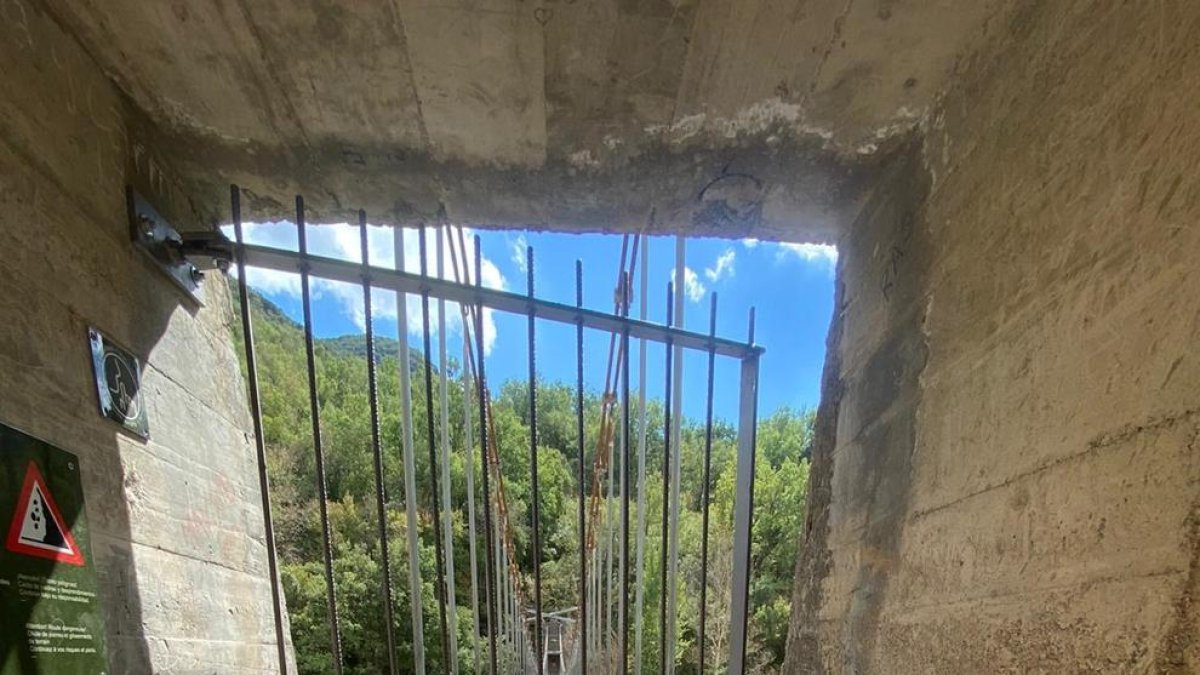 La porta instal·lada abans del pont de Sant Jaume.