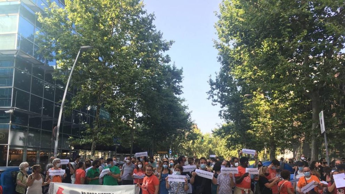 Un centenar de personas se concentraron ayer ante la sede del PSC en Barcelona contra el recurso.