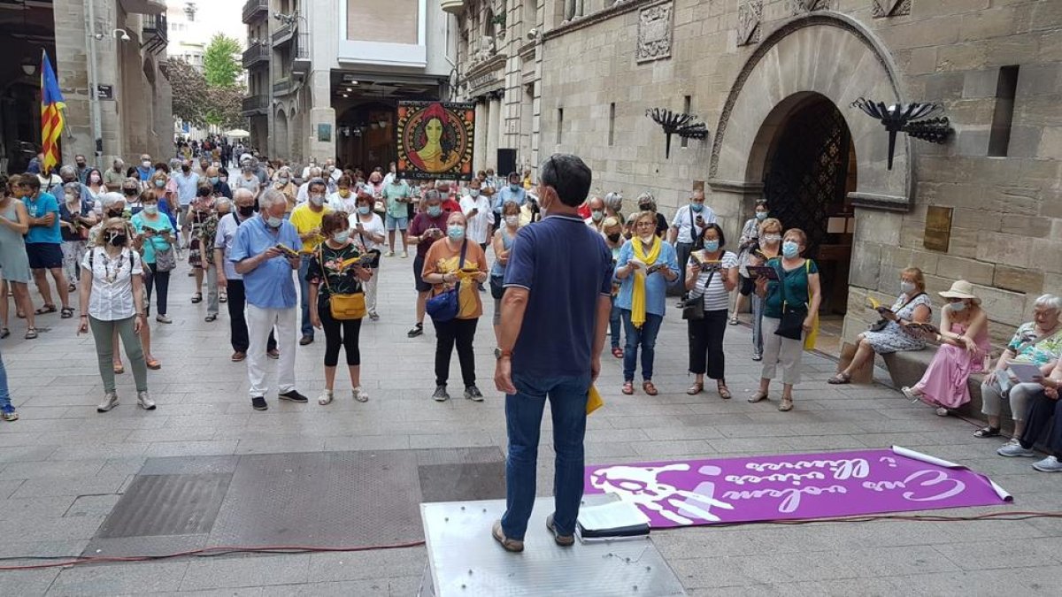 Els cantaires es van reunir ahir, com cada dilluns, davant de la Paeria per la llibertat dels presos.