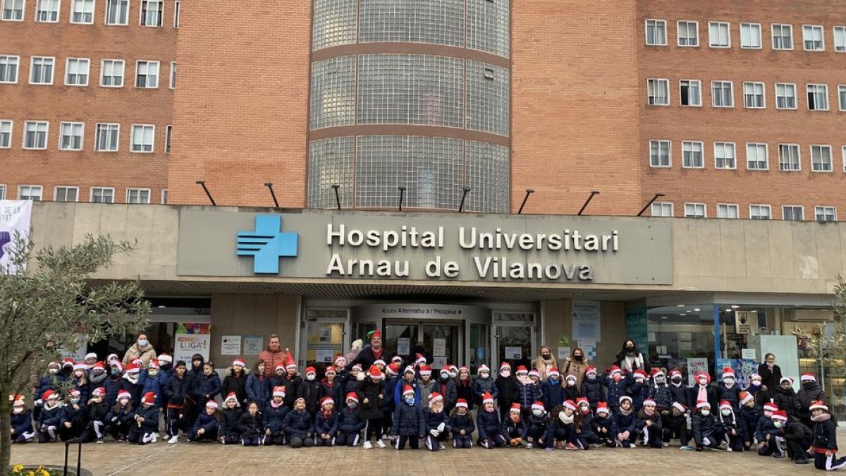 Foto de familia de los niños y niñas que actuaron ayer en la puerta principal del Arnau y, más tarde, en la trasera, junto a sus profesores.