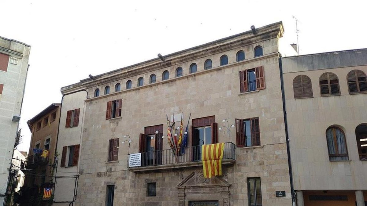 Vista del ayuntamiento de Tàrrega.
