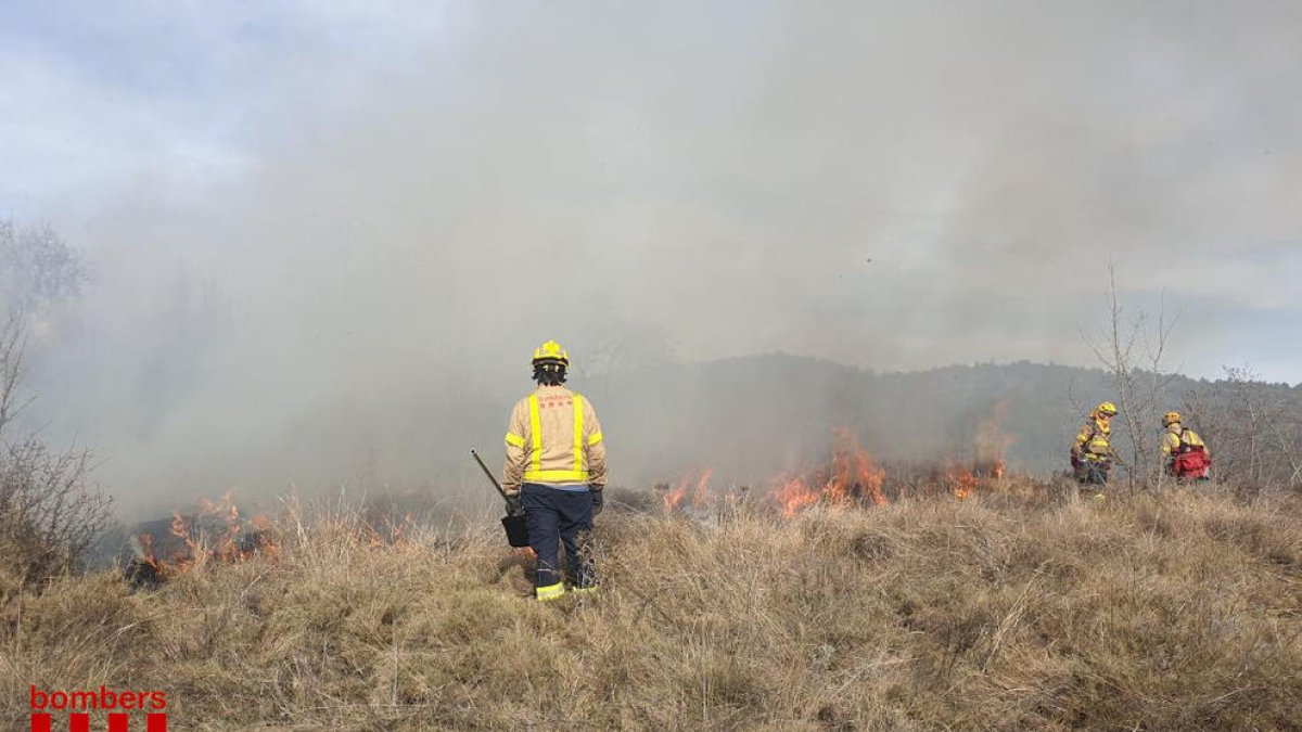 Efectivos ayer en la quema de masa forestal en Torallola. 