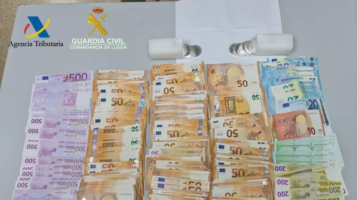 Imagen del dinero que el hombre llevaba oculto en un bolso de viaje. 