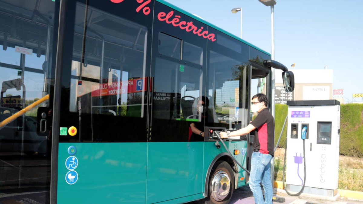 El autobús en la estación de carga de Torrefarrera. 