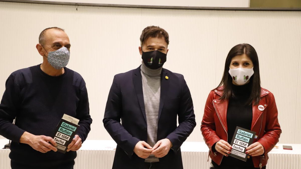 Miquel Pueyo, Gabriel Rufián y Marta Vilalta, en el IMAC en la presentación del libro ‘El 15M facha’. 