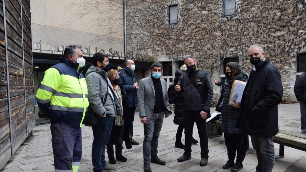 El Homrani (centre), ahir durant la seua visita a la Seu d’Urgell.