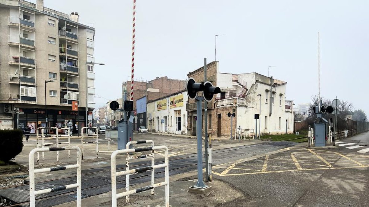 El paso a nivel de la línea de La Pobla en la calle Urgell de Balaguer que se renovará.