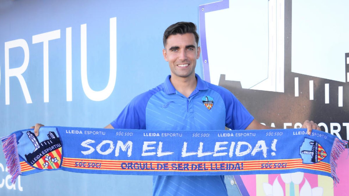 John Neeskens el día de la presentación con el Lleida