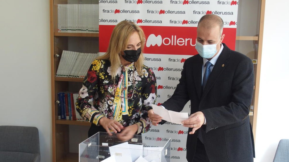 El director de Fira de Mollerussa, Xavier Roure, durant el sorteig del premi de 3.000 euros entre els compradors d'un cotxe d'ocasió en el marc de l'Autotardor.