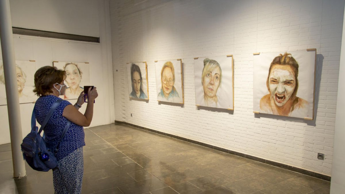 Tributo artístico a las mujeres en una exposición en el Espai Cavallers