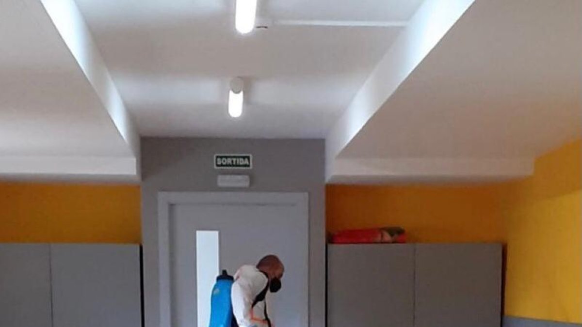 Una empresa especializada desinfectó ayer la residencia de Solsona.