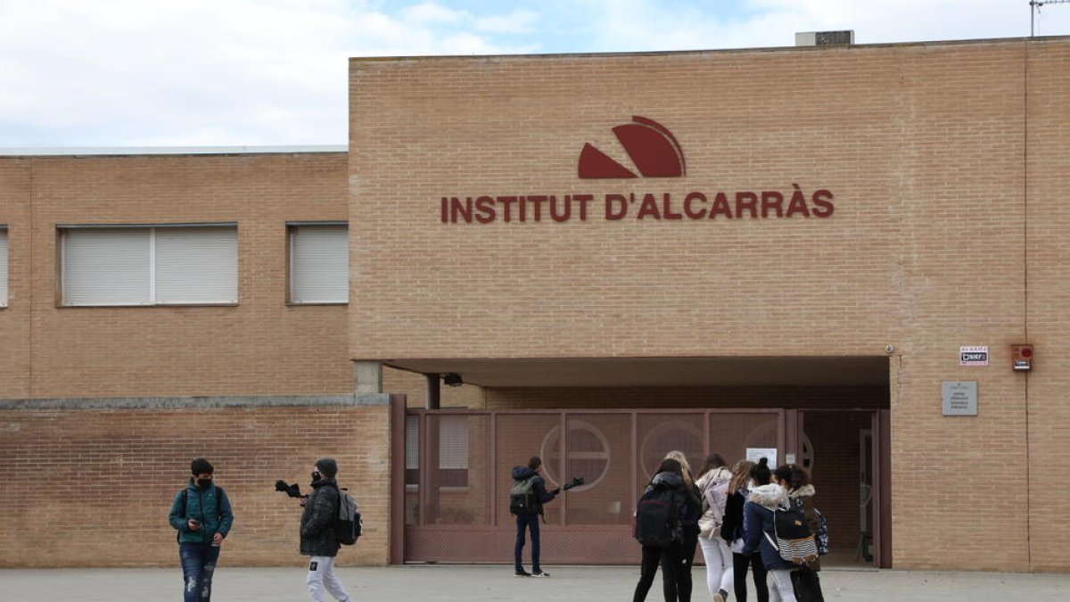 Alumnos ayer frente al instituto de Alcarràs.