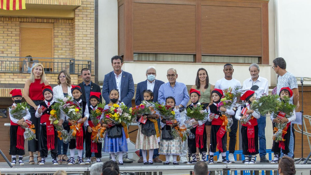 Autoridades, pregoneros y las ‘pubilles’ y ‘hereus’ de Alcoletge ayer, en el inicio de las fiestas.