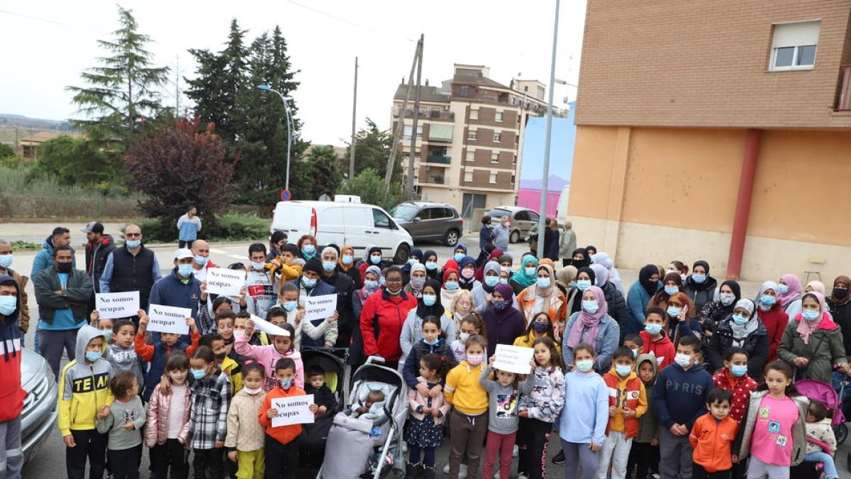 Las familias magrebíes y sus hijos reclamaron ayer al lado de sus casas permanecer en ellas .