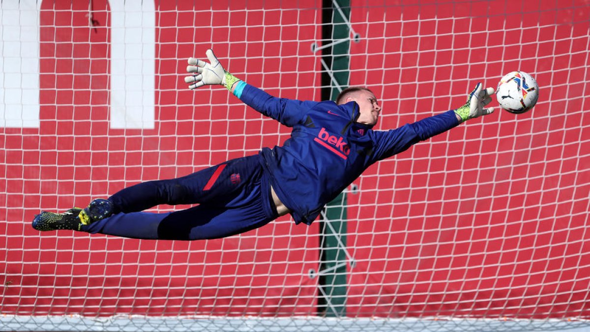 Ter Stegen s’estira per aturar la pilota ahir durant l’entrenament de la plantilla blaugrana.