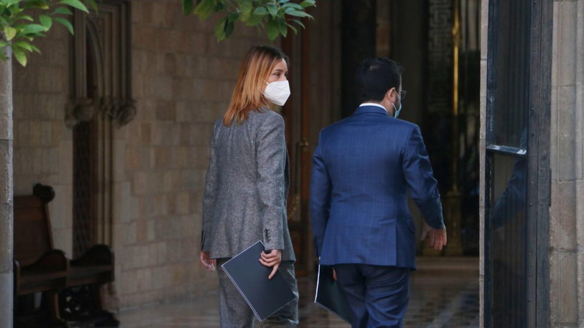 El presidente de la Generalitat, Pere Aragonès, caminando con la líder d'En Comú Podem en el Parlament, Jéssica Albiach, una vez cerrado el acuerdo de presupuestos.