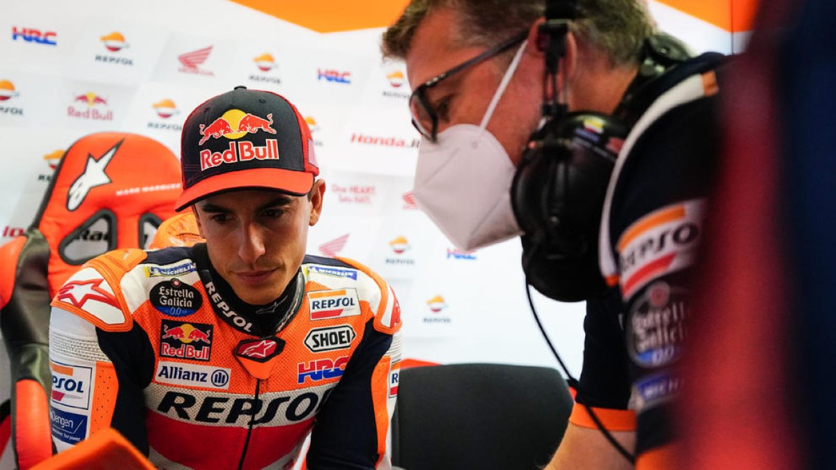 Marc Márquez analitza la sessió d’entrenaments lliures amb un membre del seu equip.