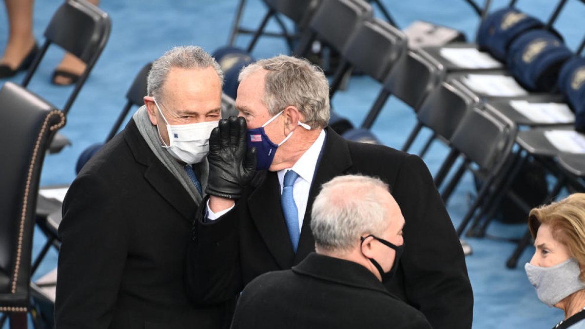 El líder demòcrata al Senat, Chuck Schumer, amb l’expresident George Bush, dimecres.