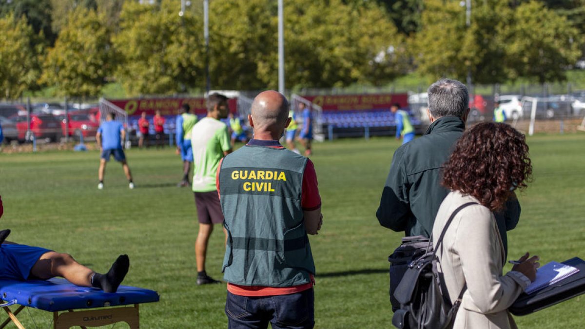 Agents de la Guàrdia Civil i inspectors de Treball el 5 d’octubre durant l’escorcoll al Lleida.