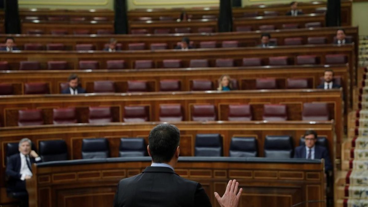 El president, Pedro Sánchez, mentre parla davant d’un Congrés gairebé buit a l’inici de la pandèmia.
