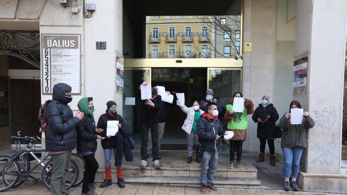 Protesta de miembros de la PAH ante la sede del PP en Lleida