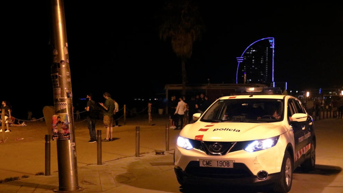 Un coche de los Mossos patrullando de noche.