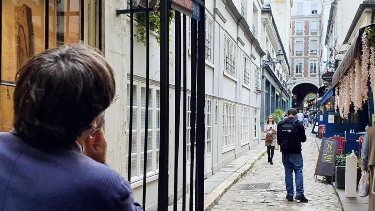 Carles Puigdemont colgó en Twitter esta imagen suya en París antes de su reunión con parlamentarios.