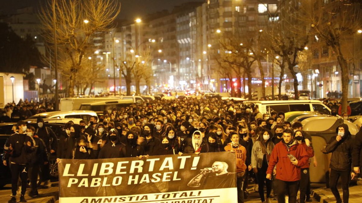 Unes dos mil persones van participar en la marxa de suport a Pablo Hasél ahir a la tarda a Lleida.