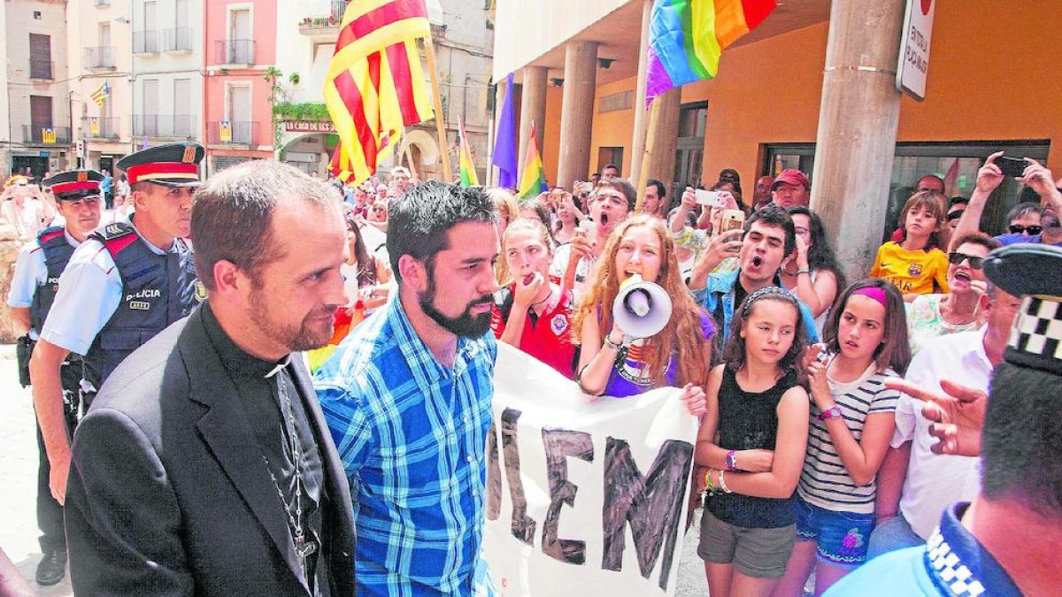 En 2017 tuvo que ser escoltado tras una misa en Tàrrega por sus críticas a los homosexuales. 