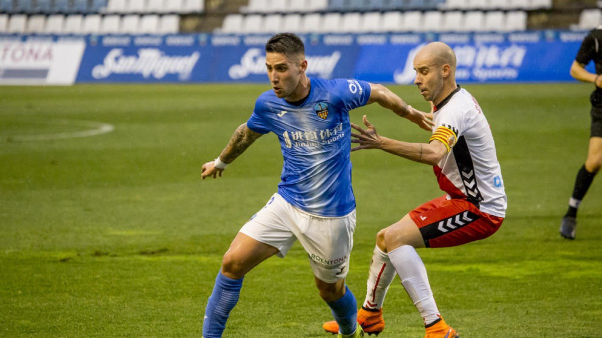 Raúl González intenta anar-se’n del marcatge de Cristian Gómez.