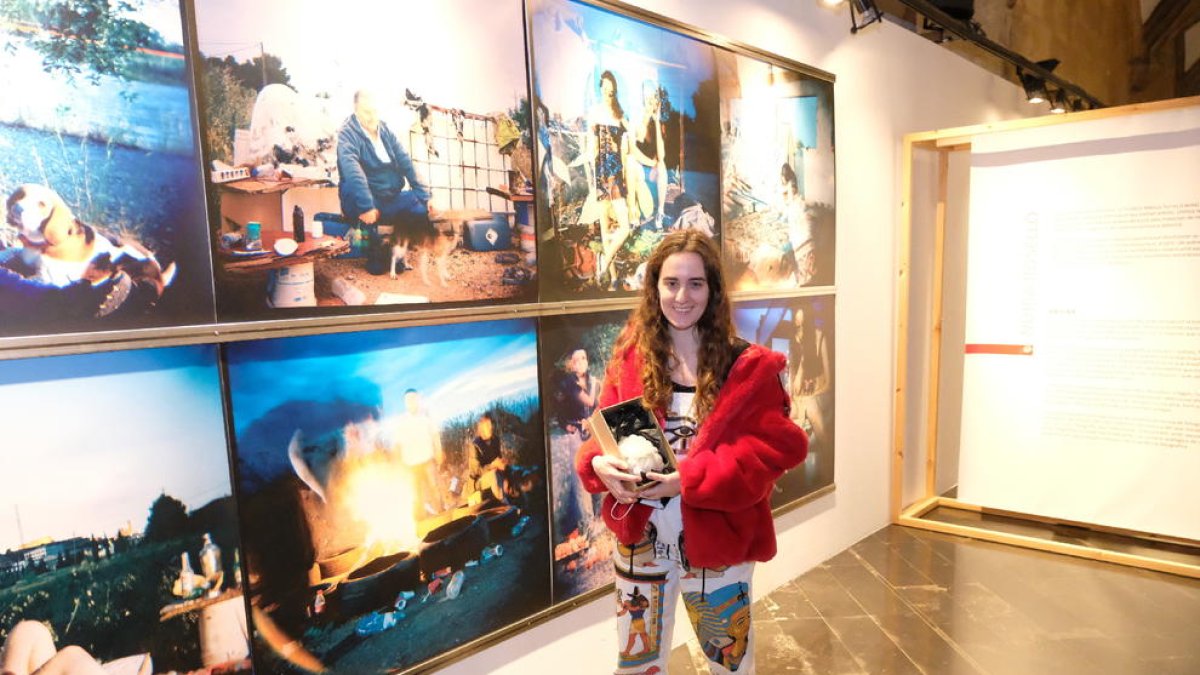 L’artista lleidatana Núria Roselló davant les fotos del projecte ‘Basura’, guanyador de la Biennal Larva.