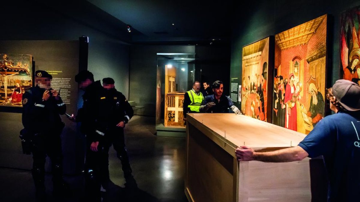 Traslado de arte de Sigena, en diciembre de 2017, dentro del Museu de Lleida con Guardia Civil incluida.