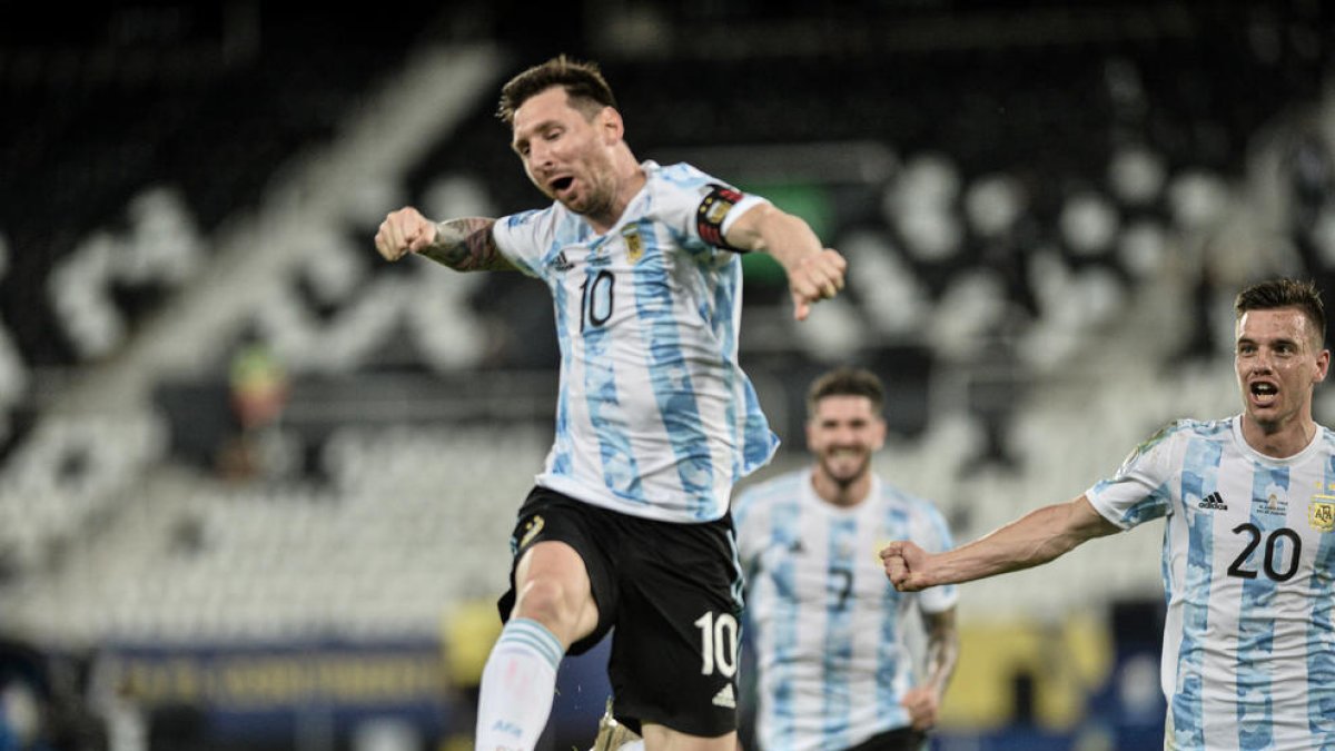 Leo Messi celebra eufórico el tanto de falta que ponía en ventaja al combinado albiceleste.