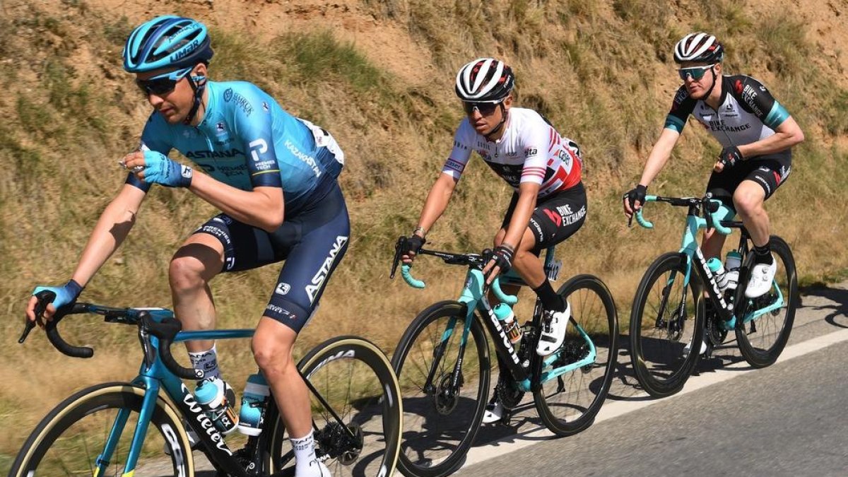 Esteban Chaves ganó este año en Port Ainé - El ciclista colombiano Esteban Chaves (en el centro de la imagen) ganó la cuarta etapa de este año de la Volta, disputada entre Ripoll y Port Ainé sobre 166,5 kilómetros. Fueron 7 los segundos de v ...