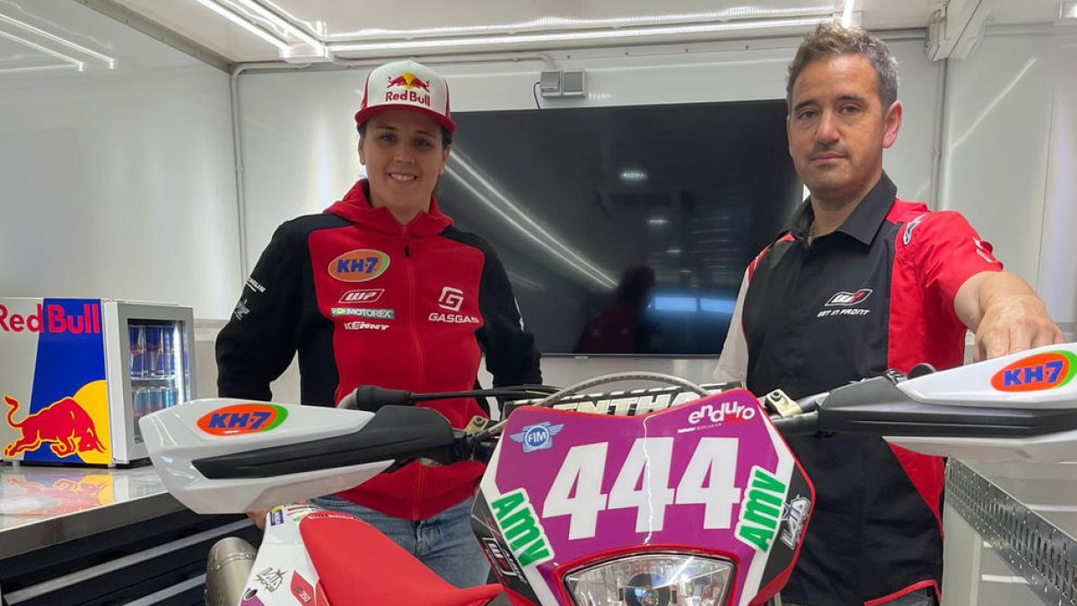 Laia Sanz, junto a Eric Augé y la moto que pilotará en el Mundial.