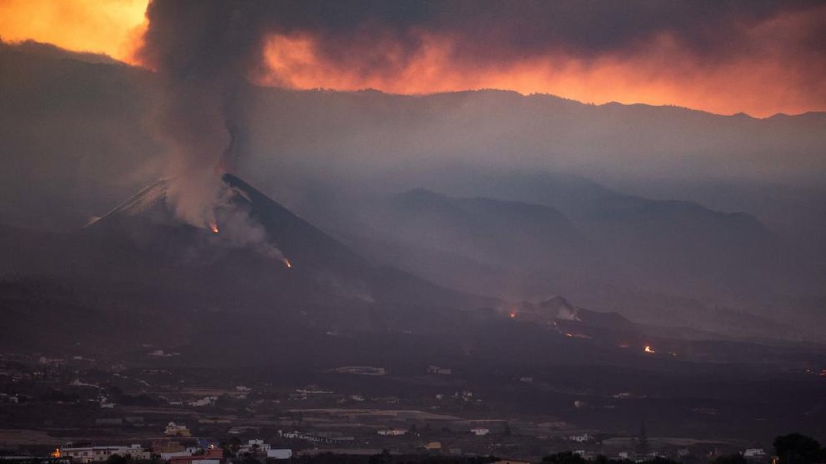 El volcán sigue emitiendo nubes de ceniza.