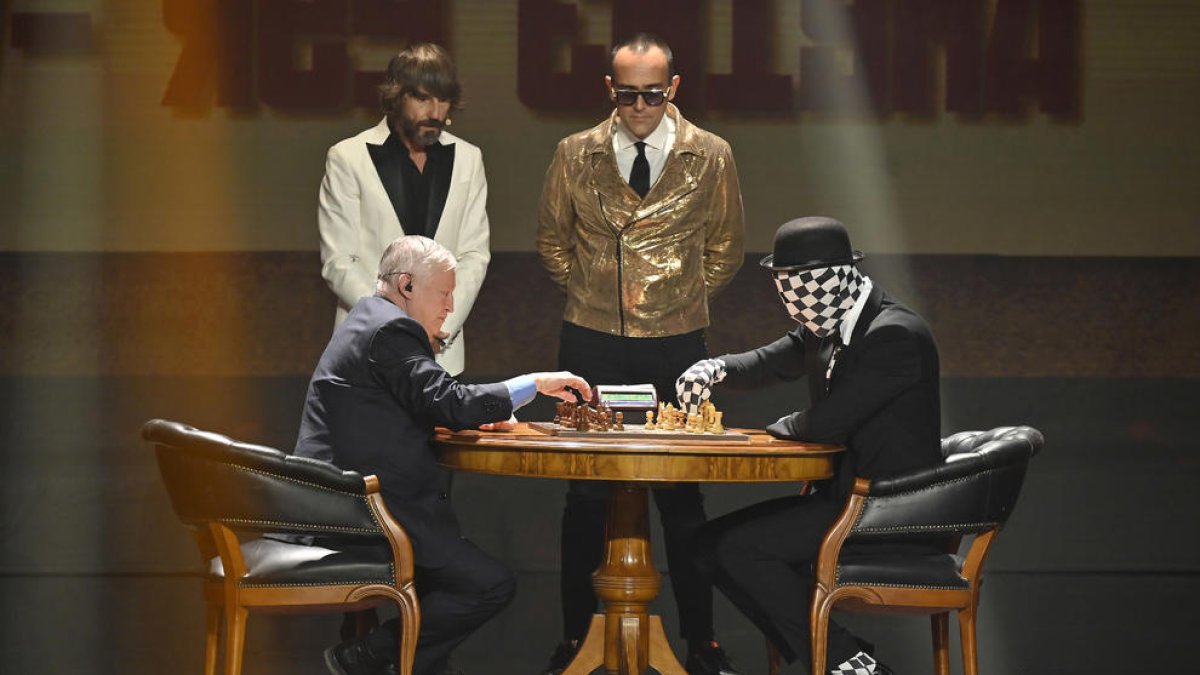 Millán y Mejide siguen la partida entre Kárpov y Rey Enigma.