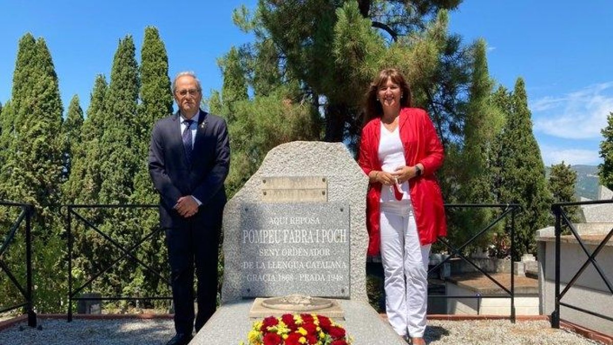 Torra y Borràs, ayer, junto a la tumba de Pompeu Fabra, en el cementerio de Prada de Conflent.