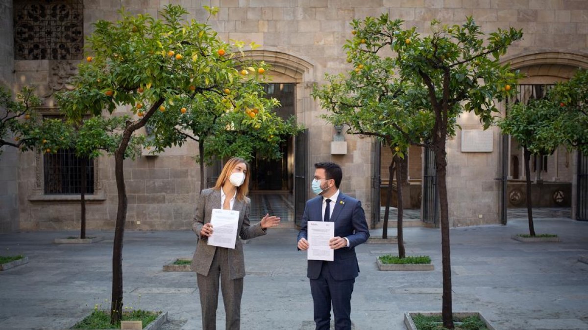 Aragonès y Albiach presentando ayer el acuerdo en el Pati del Tarongers de la Generalitat.