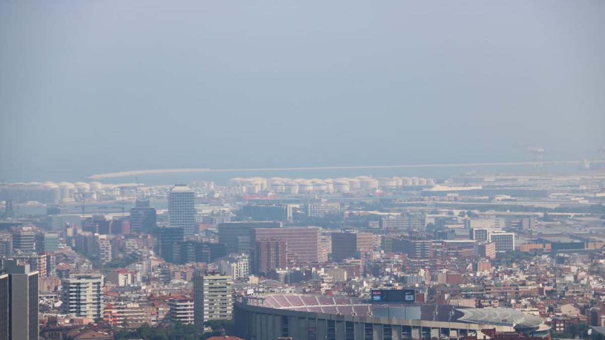 Boira per contaminació a Barcelona en una imatge d'arxiu.