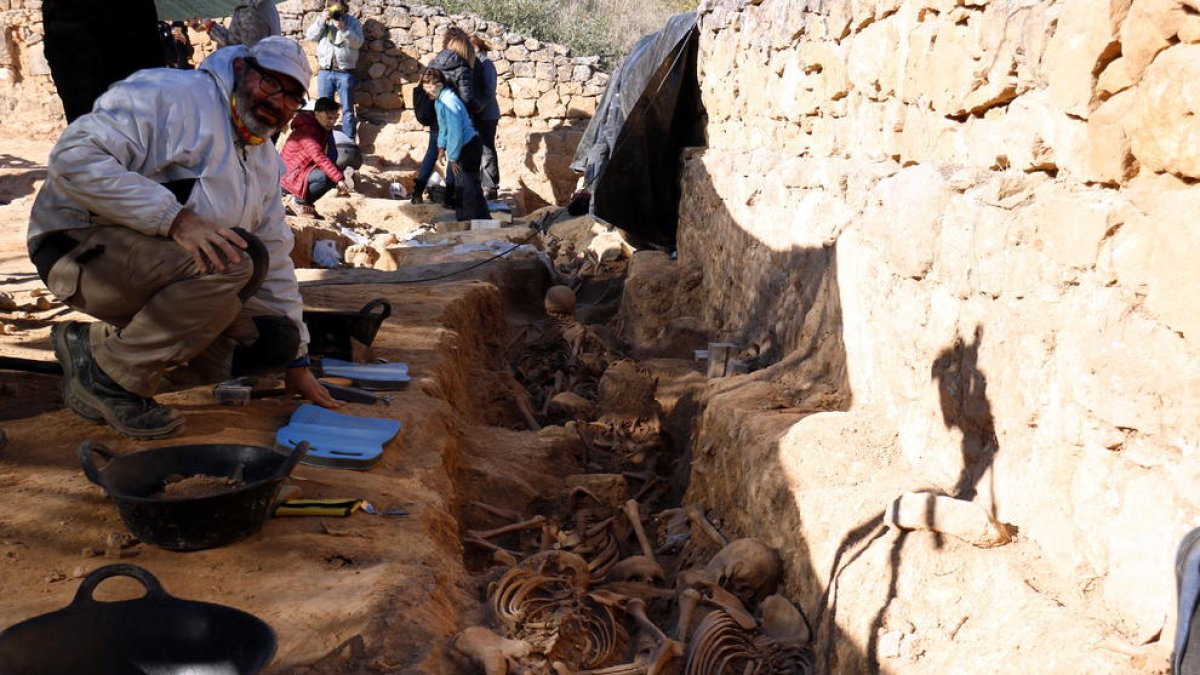 Els arqueòlegs treballant a la fossa de la Guerra Civil al cementiri vell del Soleràs.