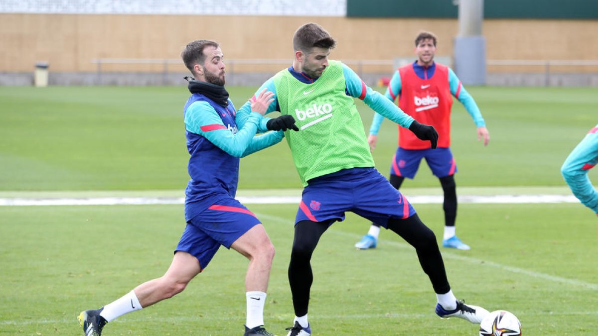 Pjanic i Piqué, en una acció de la sessió d’entrenament d’ahir.