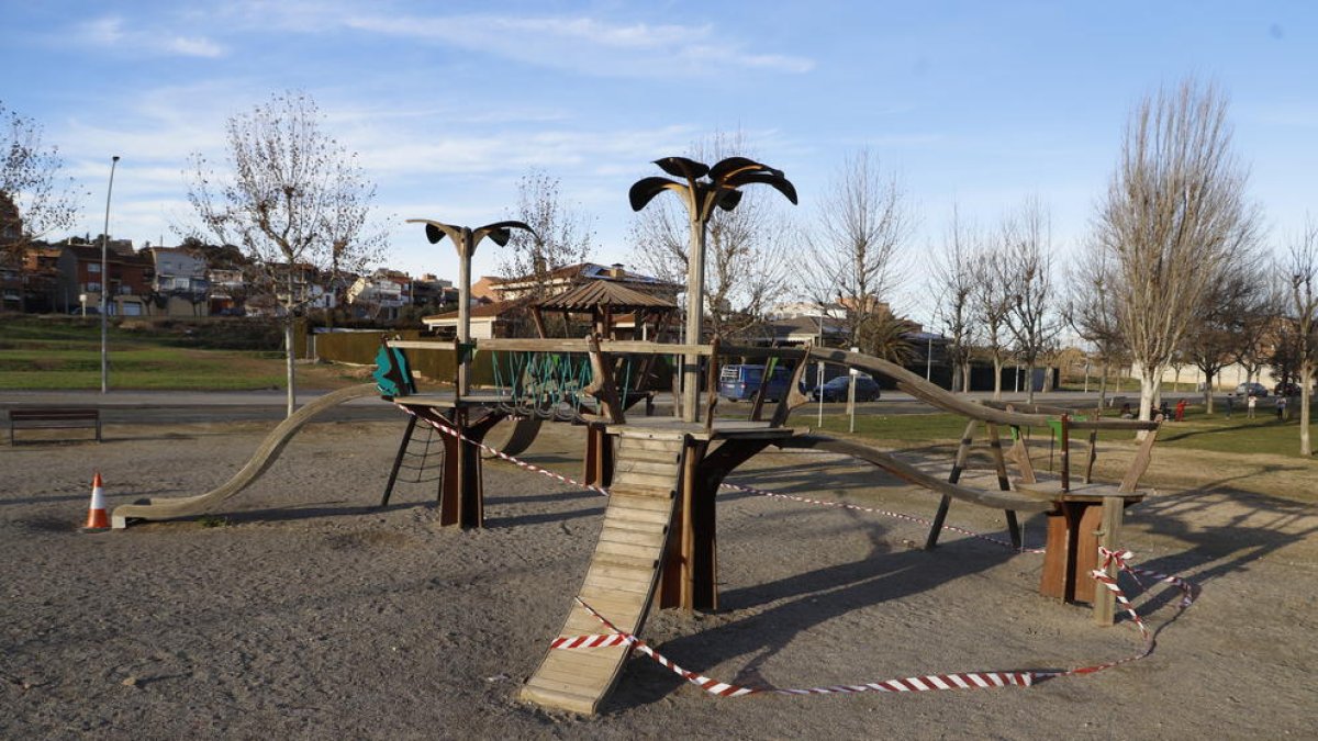 Un parc infantil precintat a Alcarràs, ahir a la tarda. Estan tancats des de divendres.